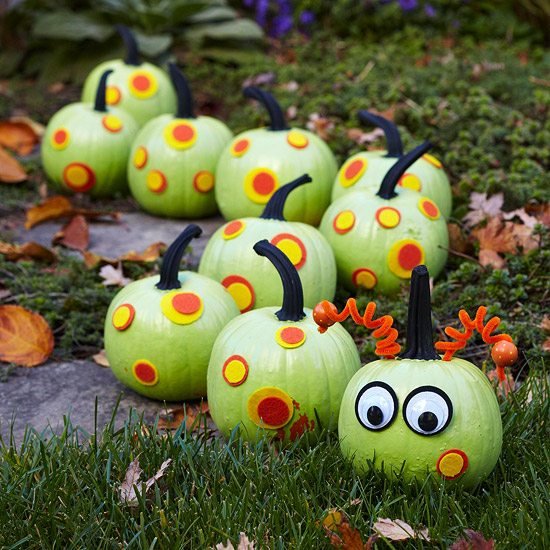 Halloween pumpor målar idé gröna larvfiltade prickar