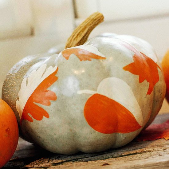 Halloweenpumpor som dekorerar idéer målar höstlöv