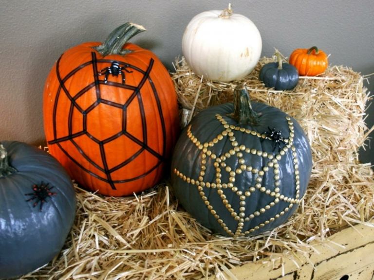 halloween pumpor dekoration idé nitar spindelnät halm