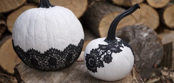 Halloweenpumpor dekorerar vita svarta spetsar