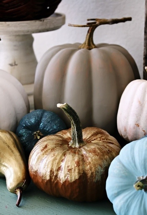 Halloween pumpor målar guldblad blå mantelpiece