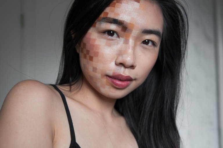Pixlar i ansiktet drar en enkel Halloween-sminkidé för kvinnor