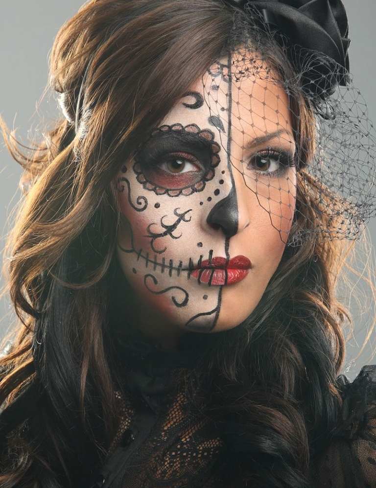 Lägg inte smink på en skalle för Halloween skrämmande idé Applicera trendig smink på hälften av ansiktet
