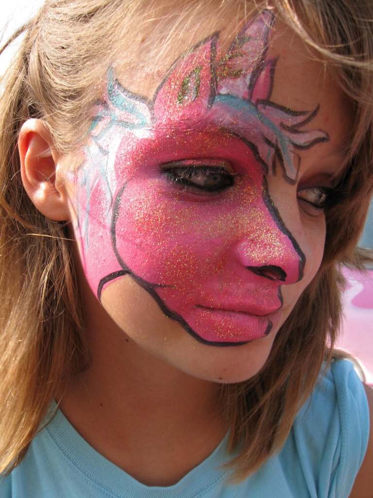Måla enhörningen på barnets ansikte Vacker sminkidé med glitter i rosa