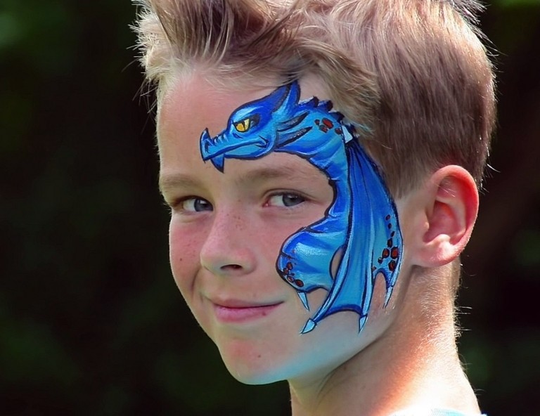 Drakar på halvfärgsmakeupidé för pojkar