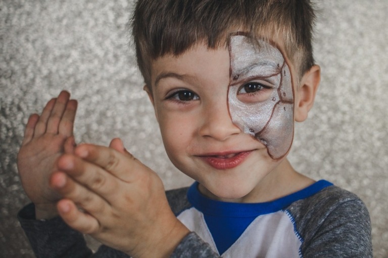 Barn för Halloween smink idéer för pojkar robot halv ansikte
