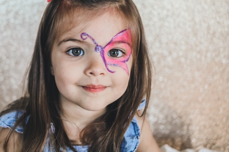 Måla sminkidéer för små tjejer till Halloween eller till Mardi Gras