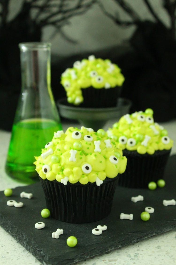 monster halloween muffins gröna motorhuv ben ögon