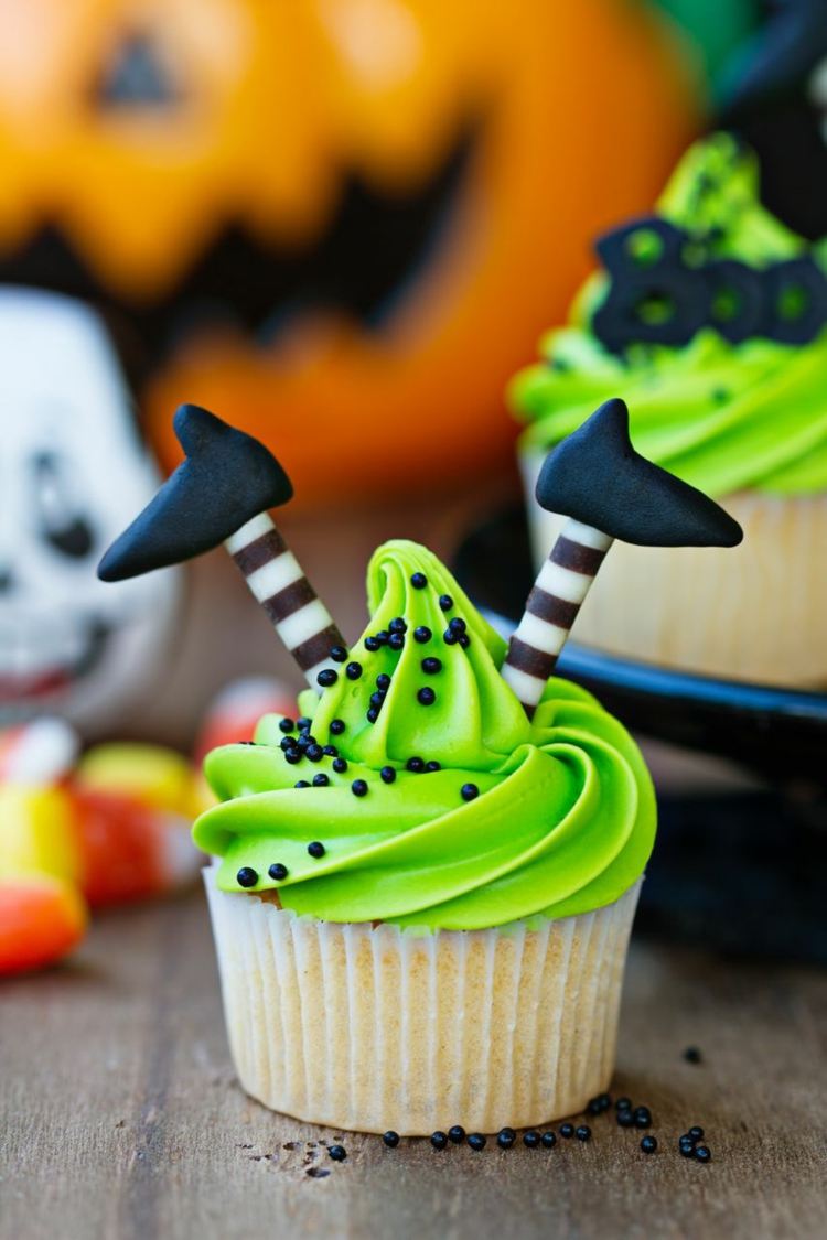 roliga halloween muffins dekor idéer häxskor grön huva