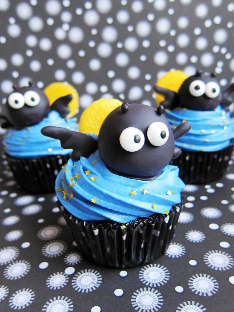 halloween muffins dekoration bat söt blå huva guld stjärnor