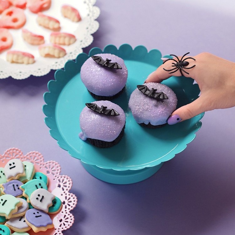 Halloween -muffins dekorerar batspindelfrostning
