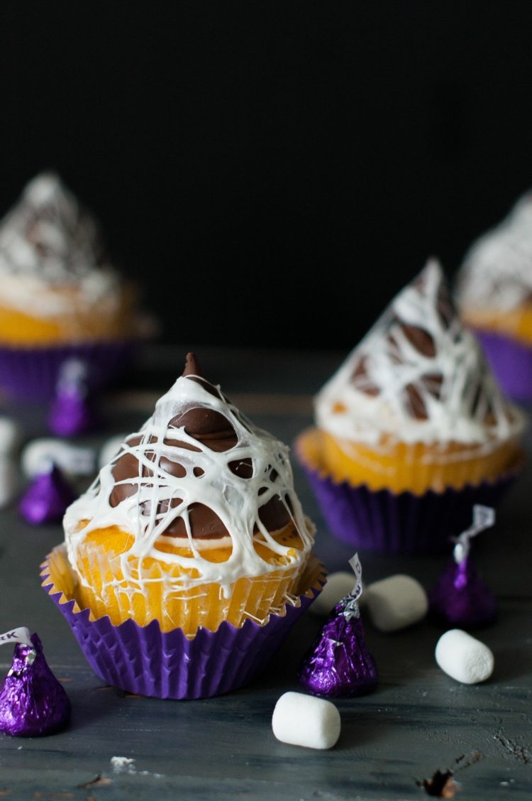 Halloween -muffins dekorerar spindelnät marshmallow
