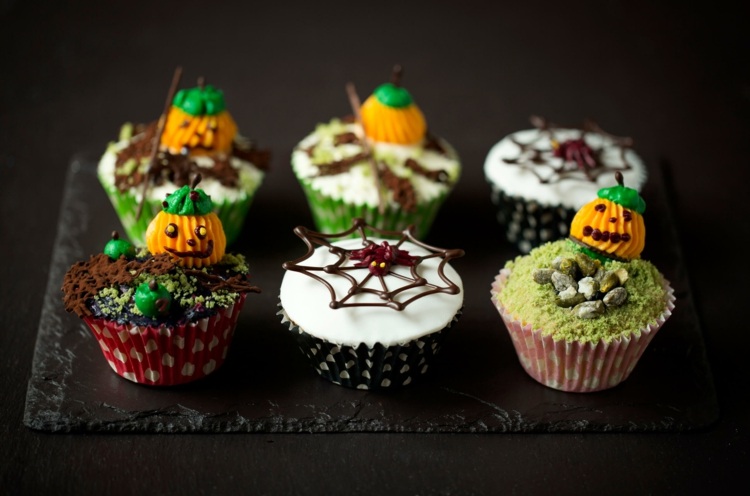 halloween recept muffins dekorera pumpor spindelnät