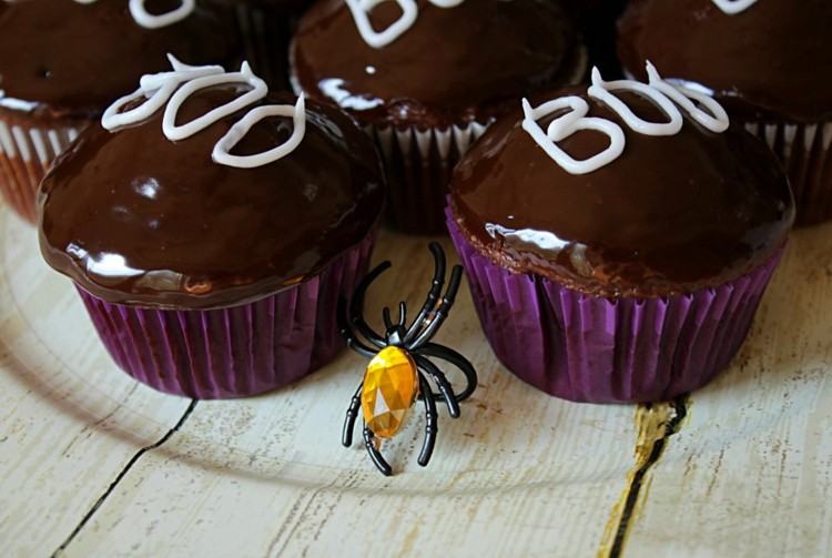 halloween muffins dekoration choklad glasyr boo typsnitt