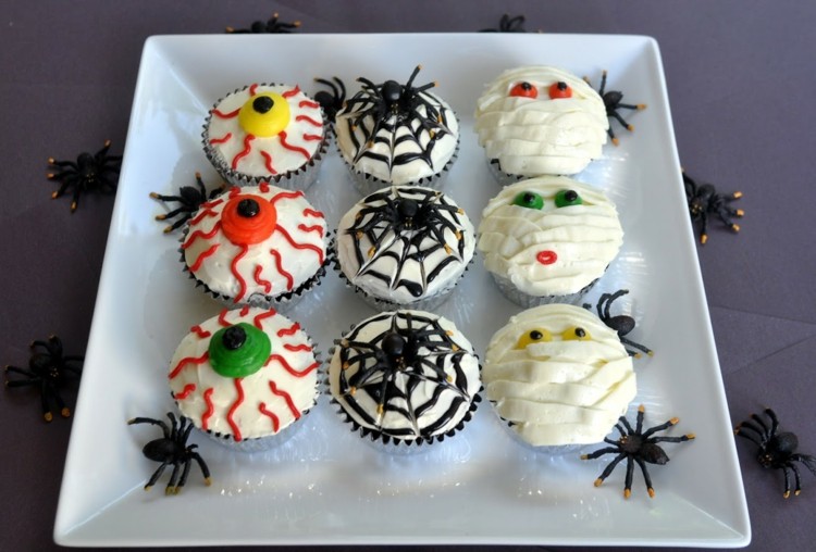 halloween muffins dekoration ögonbollar spindelnät mamma