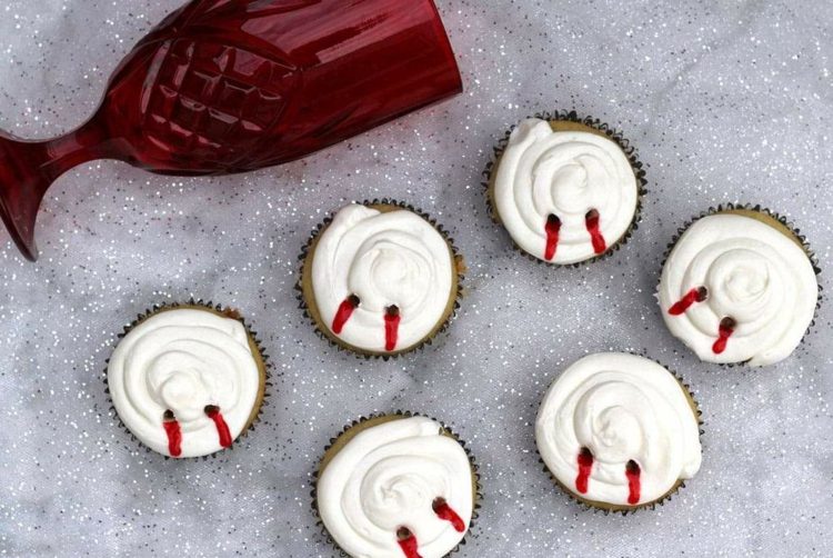 halloween muffins dekoration maräng vampyr bett blod