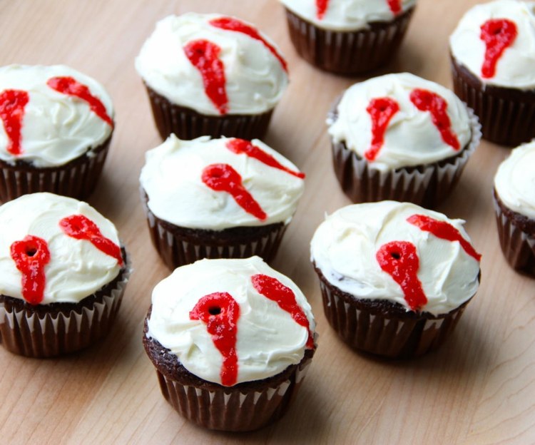 halloween muffins dekorera idéer läskiga vampyr tänder blod