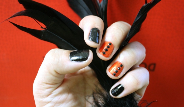 halloween nageldesign strass svart orange fjädrar glitter