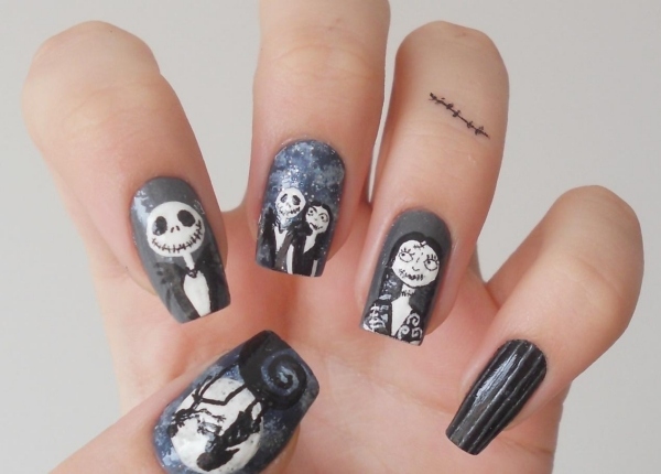 Halloween-naglar-kantade-arkiverade-med-svart-lack-skalle-skelett-motiv