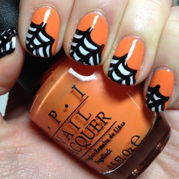 glänsande-orange-naglar-halloween-spindelnät-fingertoppar
