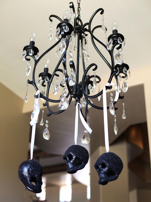 Svartvitt-Halloween-fest-dekoration-idéer-hängande-skalle