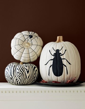 Svart-vit-Halloween-dekoration-idéer-vita-pumpor