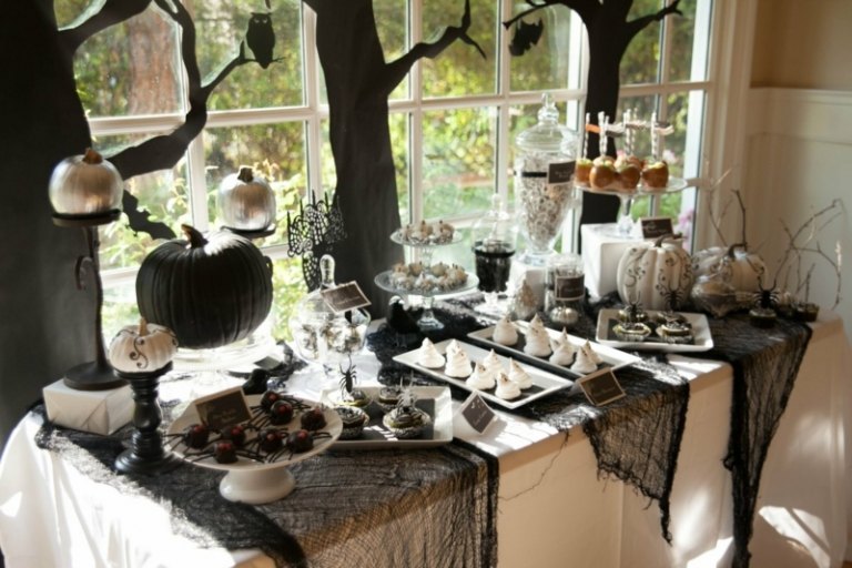 halloween fest dekoration idéer dessert bord träd pumpor muffins