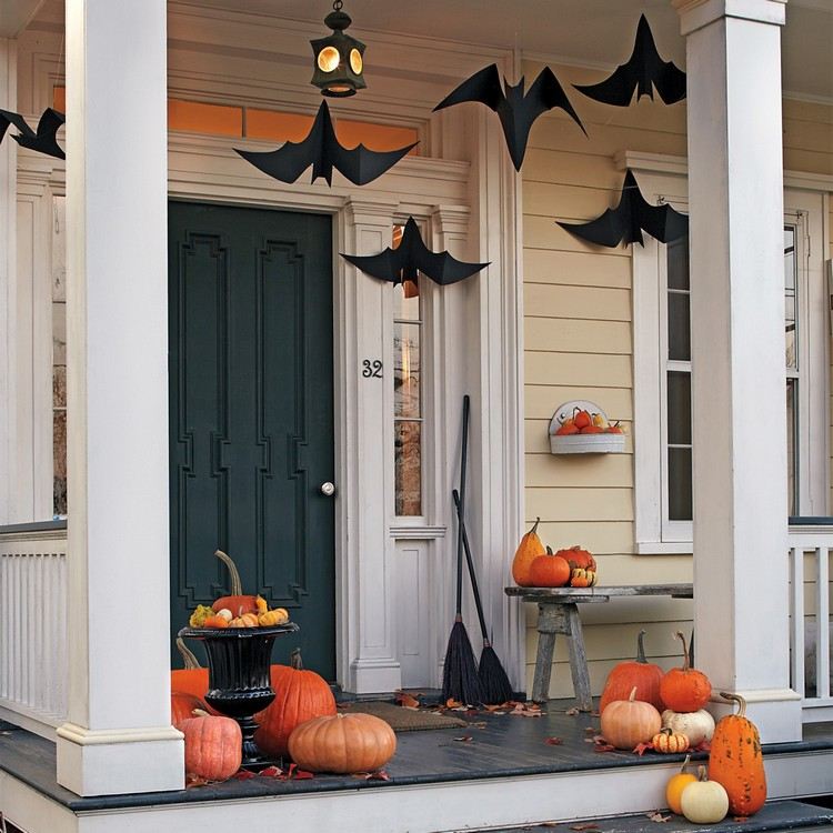 halloween-fest-dekorationer-hus-entré-svart-papper-fladdermöss