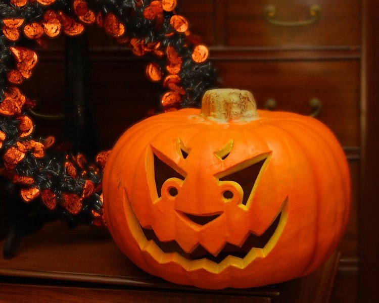 halloween-fest-dekoration-snidade-pumpa-onda-ansikten