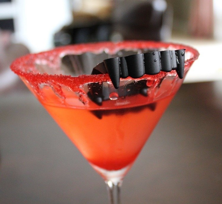 halloween-fest-recept-cocktail-vampyr-rött-blod-vampyr-tänder