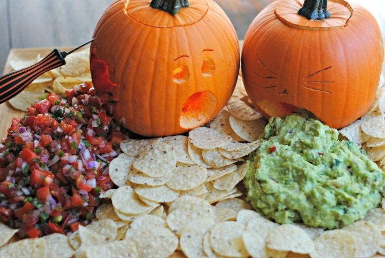 halloween-fest-recept-guacamole-pumpa-garnering-roliga-majs-chips