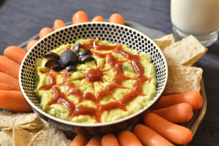 halloween-fest-recept-guacamole-spindel-oliv-spindelnät-majsflis