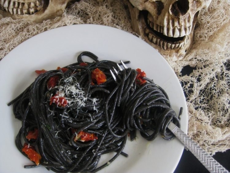 halloween-fest-recept-spagetti-svart-läskig-skalle-garnering-tallrik