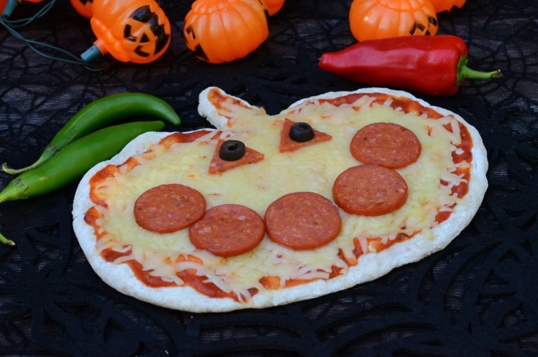 Enkel pizzaidé i form av en pumpa med salami