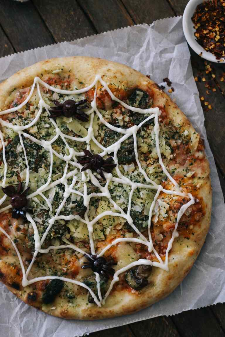 Skapa en klassisk pizza med ett spindelnät av majonnäs