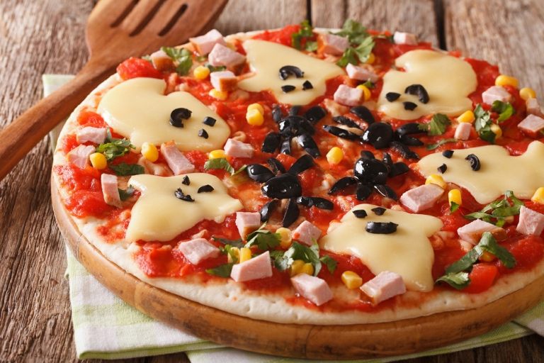 Gör halloweenpizza själv med spöken av ost som pålägg