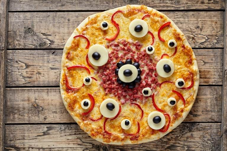 Spooky Halloween pizza bakning med ögonen ur maten