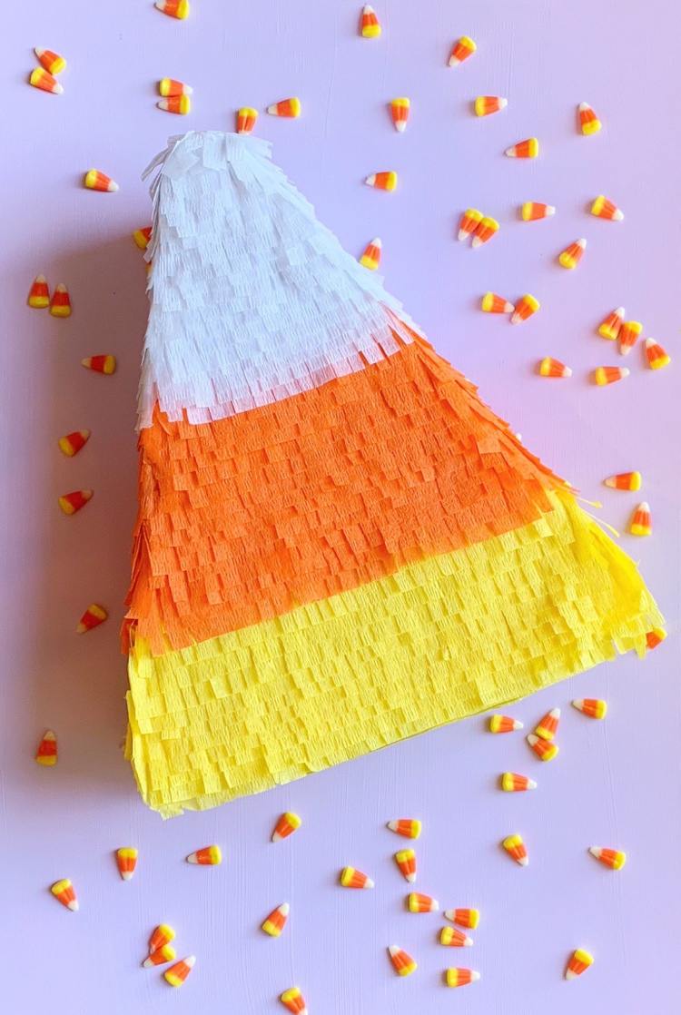 Halloween piñata tinker gör sockermajsfigur från kartong själv
