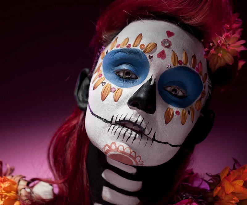 Halloween-smink-kvinnor-skalle-blommor-ansiktsfärg