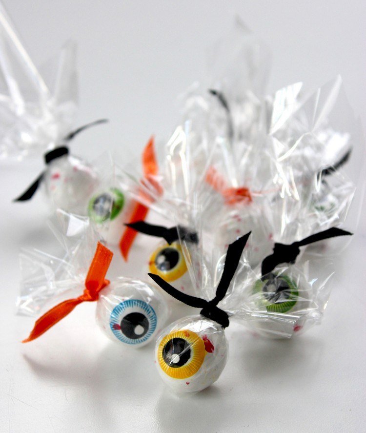 halloween-godis-ögon-förpackning-idé-instruktioner-cellofan-satinband
