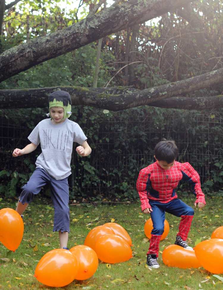 halloween-spel-pojkar-ballonger-orange-stampa-utanför