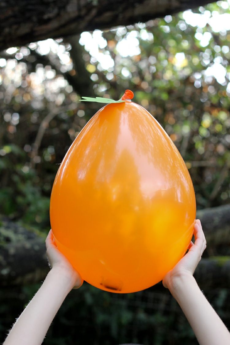 halloween-spel-ballong-present-natur-orange-barnhänder