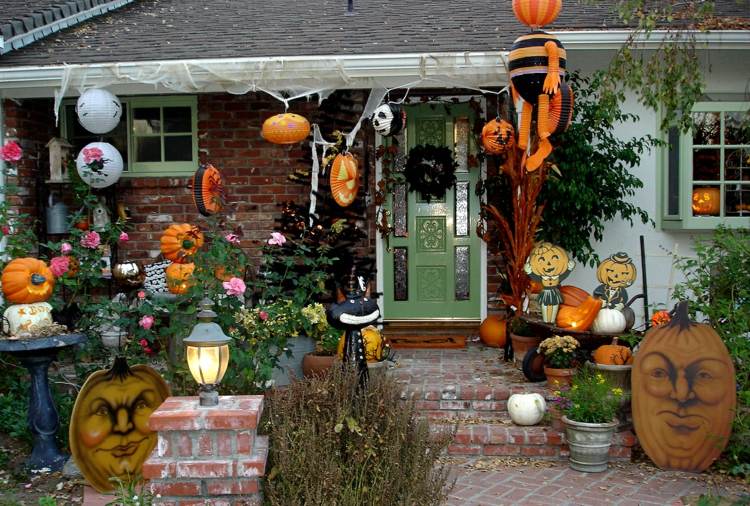 halloween-spel-hus-dekoration-spindelnät-pumpor-katt-svart