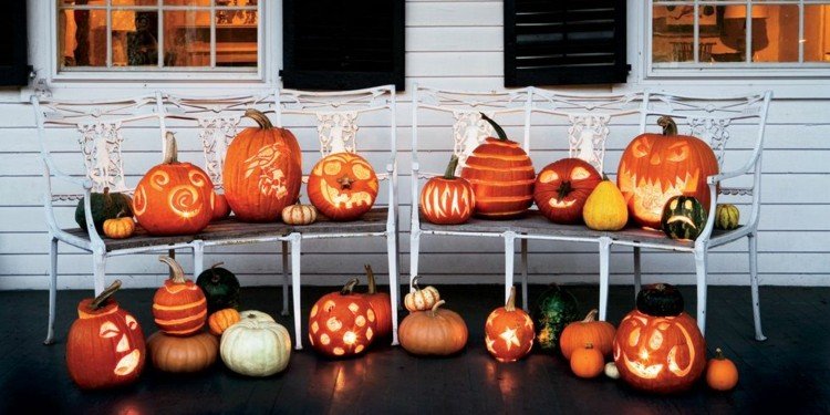 halloween-spel-pumpor-ljus-veranda-stolar-hus