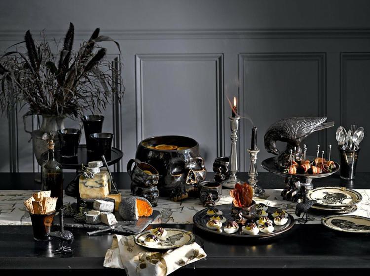 svarta bordsdekorationer för Halloween för en läskig fest