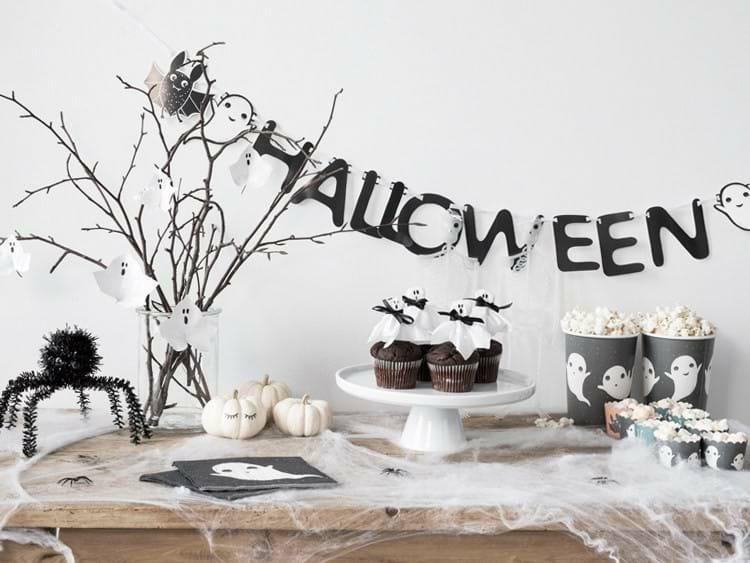 Halloween bordsdekorationsidé med spöken för barn