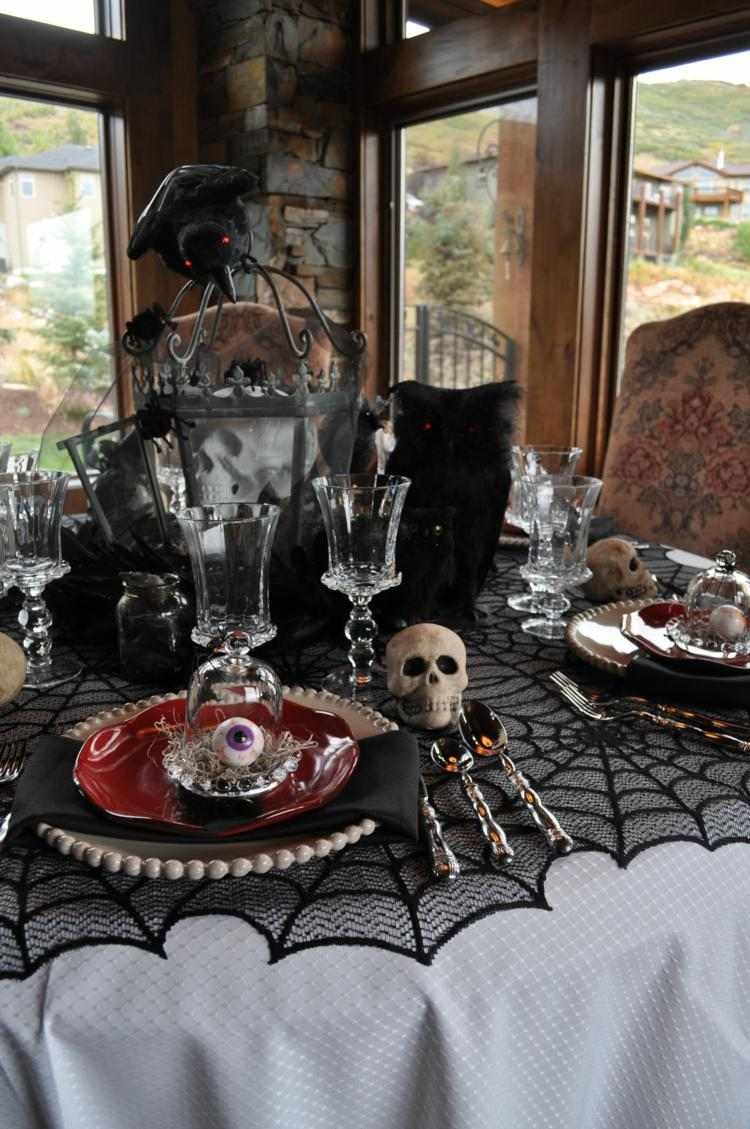 Läskig dekoration till halloweenbordet med ögonbollar och skalle