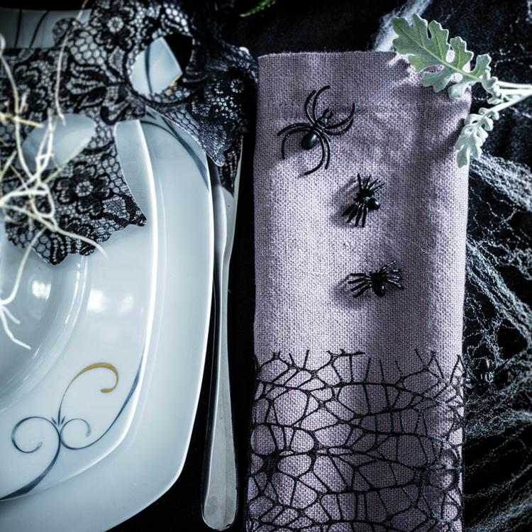 Dekorera bordet till Halloween med spindlar