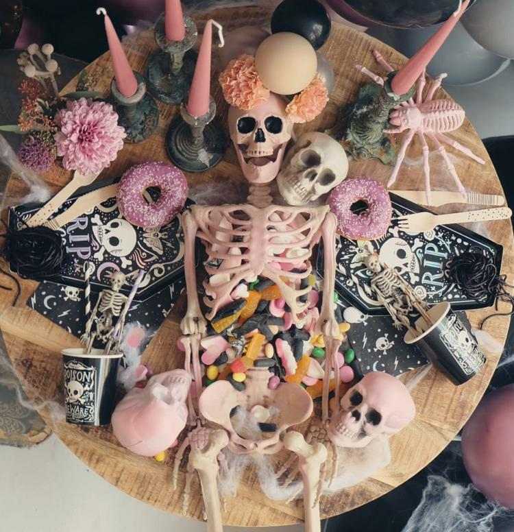 Färgglada skelett fyllda med godis