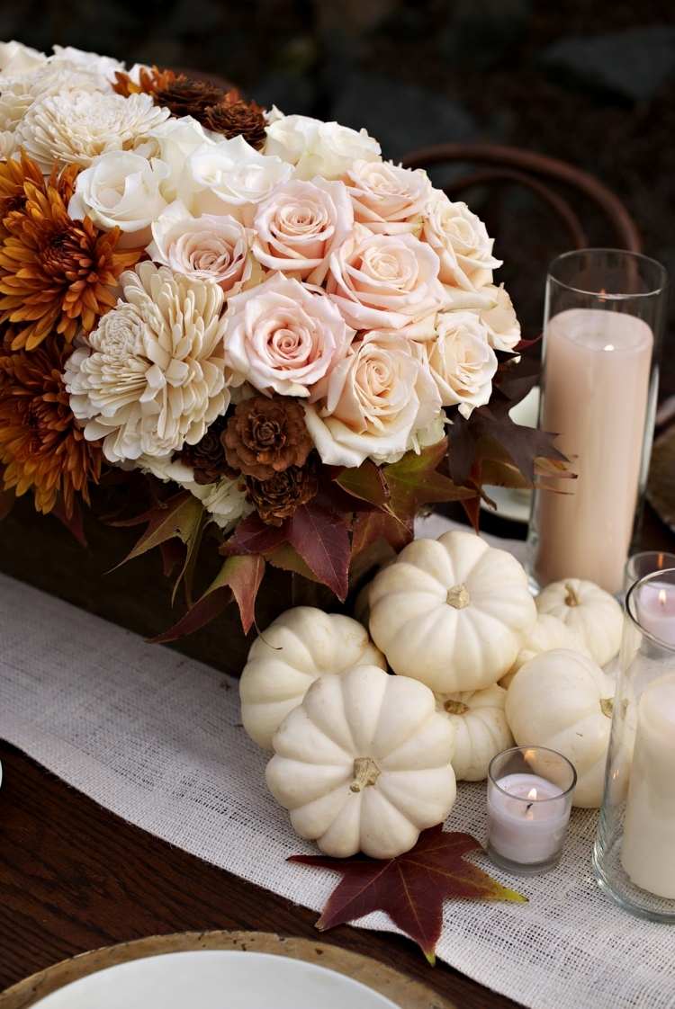 halloween-bord-dekoration-pumpa-små-ljus-vita-blommor-rosor